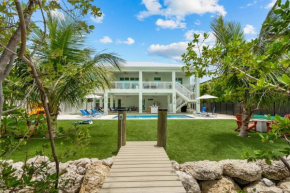 Emerald Oasis Deluxe Waterfront Gem, Heated Pool with Dock